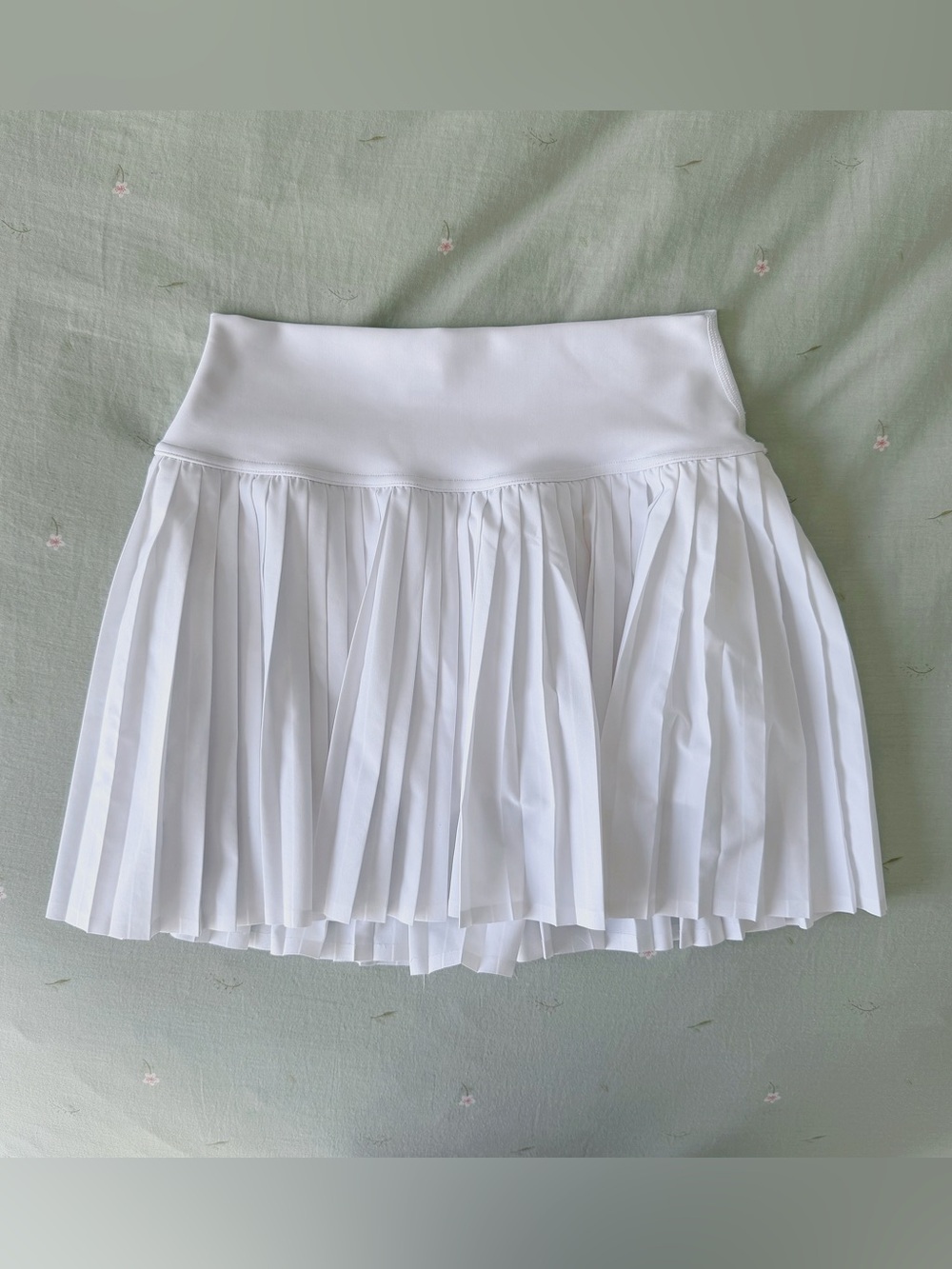 ALO Yoga Women’s White Pleated Skater Tennis Skirt - Picture 2 of 4